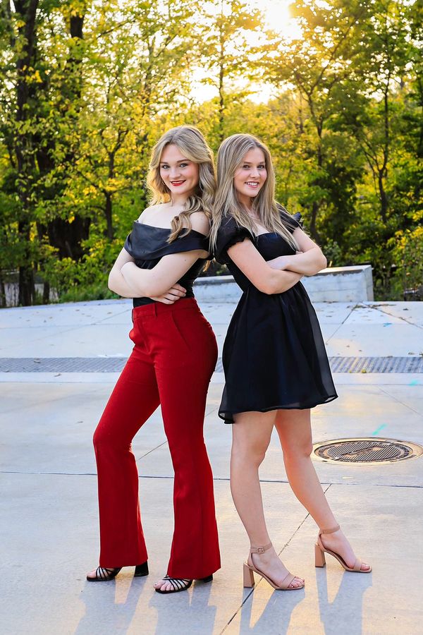 best friends, senior year, couple, golden hour, senior photography, sisters, northwest Arkansas