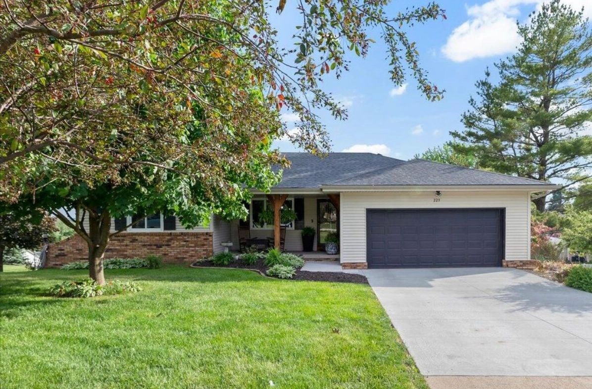 Under contract with buyer representation!

223 Ridgewood Dr Council Bluffs, IA 51503