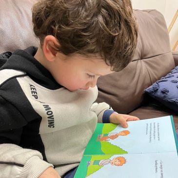 Niño leyendo nuestro cuento infantil Mi primer amigo perruno .