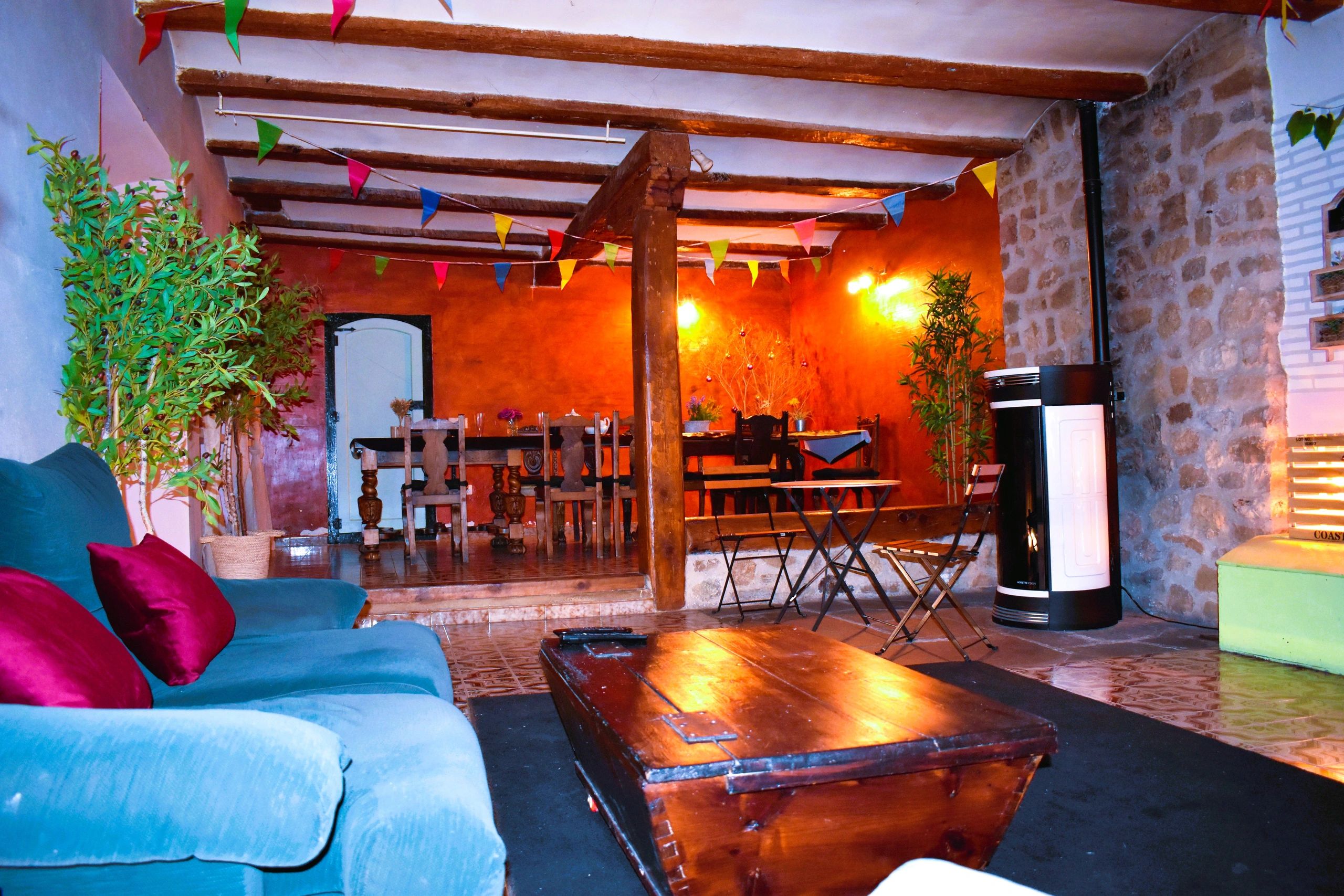 Sala acogedora con decoración rústica y banderines de colores.