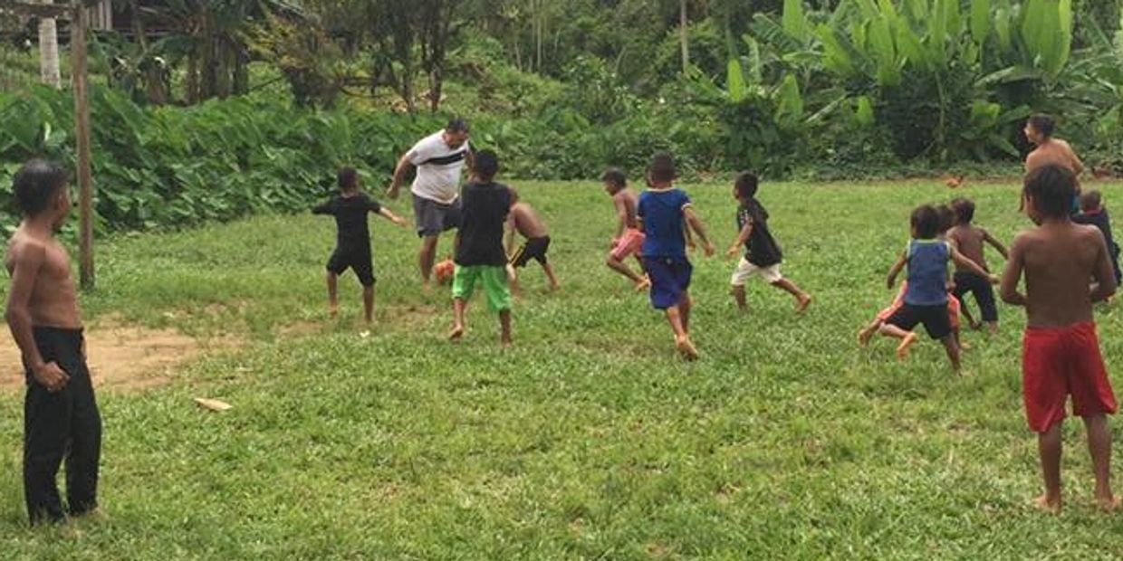 Jugando con los niños Embera