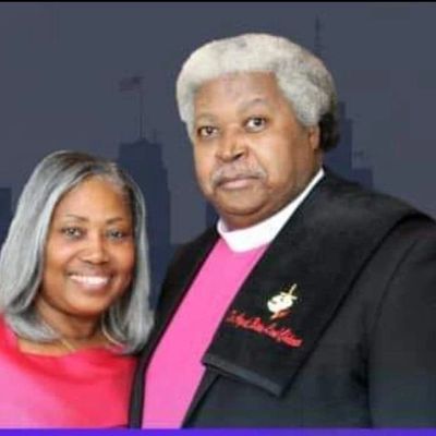 Portrait of a smiling couple with gray hair.