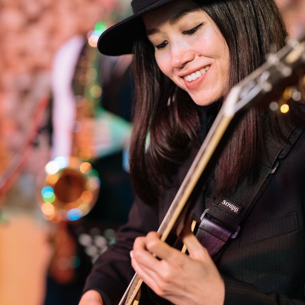 woman playing at the guitar 