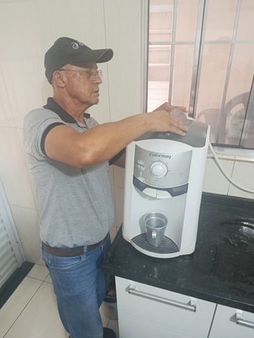 Colocamos e  igienizamos o seu bebedouro. 