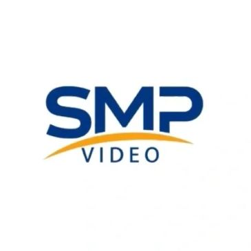 Logo von SMP Video mit blauem Text und oranger Linie.