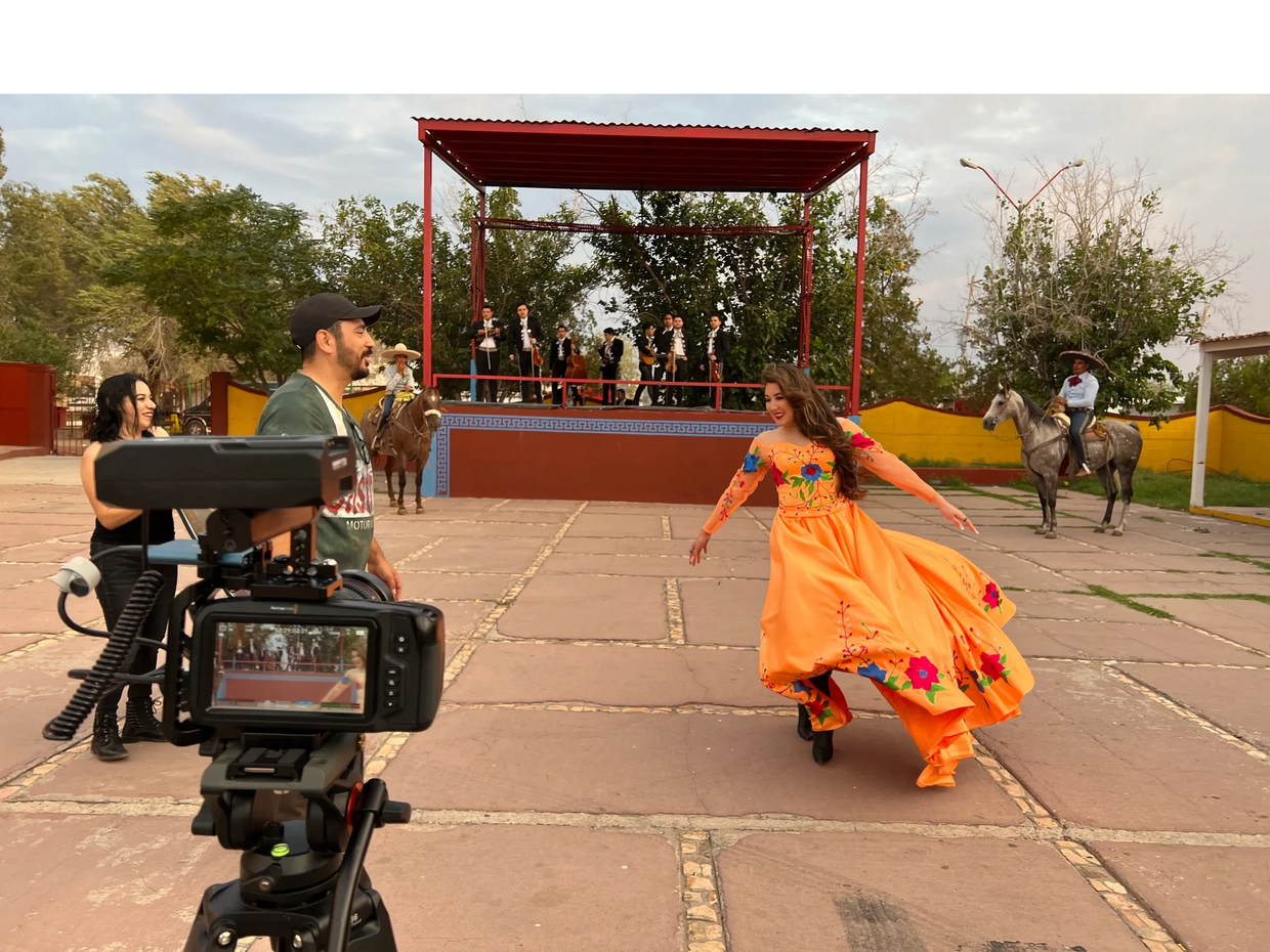 Rene Paino y Lizeth Rueda durance la filmación de Solecito