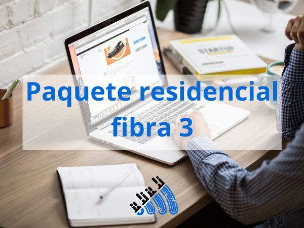 Persona trabajando en una computadora portátil en un escritorio.