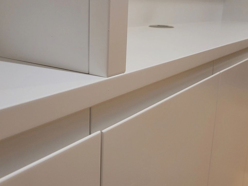 Close up of the worktop and J pull handles on the doors. 