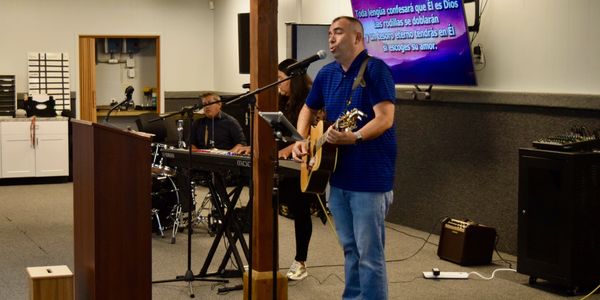 Alabanza en la Iglesia Cristiana Gracia Inmerecida en Yuba City