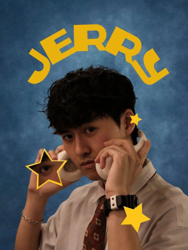 男子手持耳机，头顶“JERRY”字样。