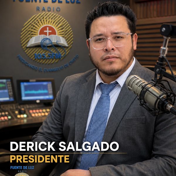 Hombre con traje y corbata en estudio de radio.