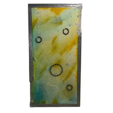 Œuvre d'art Perle glaciale, fond bleu et jaune lustré avec des bracelet et boucle d'oreilles. 