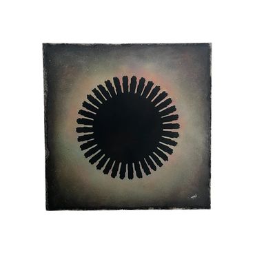 Oeuvre d'art éclipse de lune, soleil noir créé avec une vielle horloge.