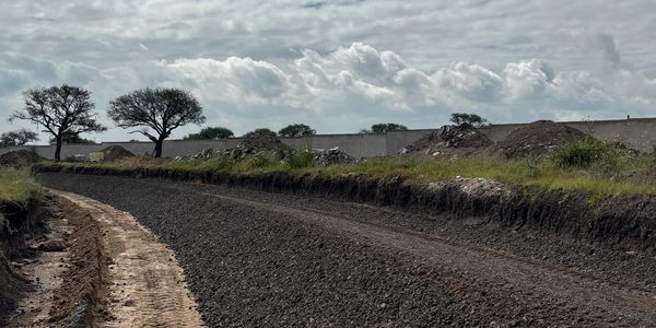 Trabajos de calidad de motoconformadora de base hidráulica para la vialidad de un fraccionamiento.