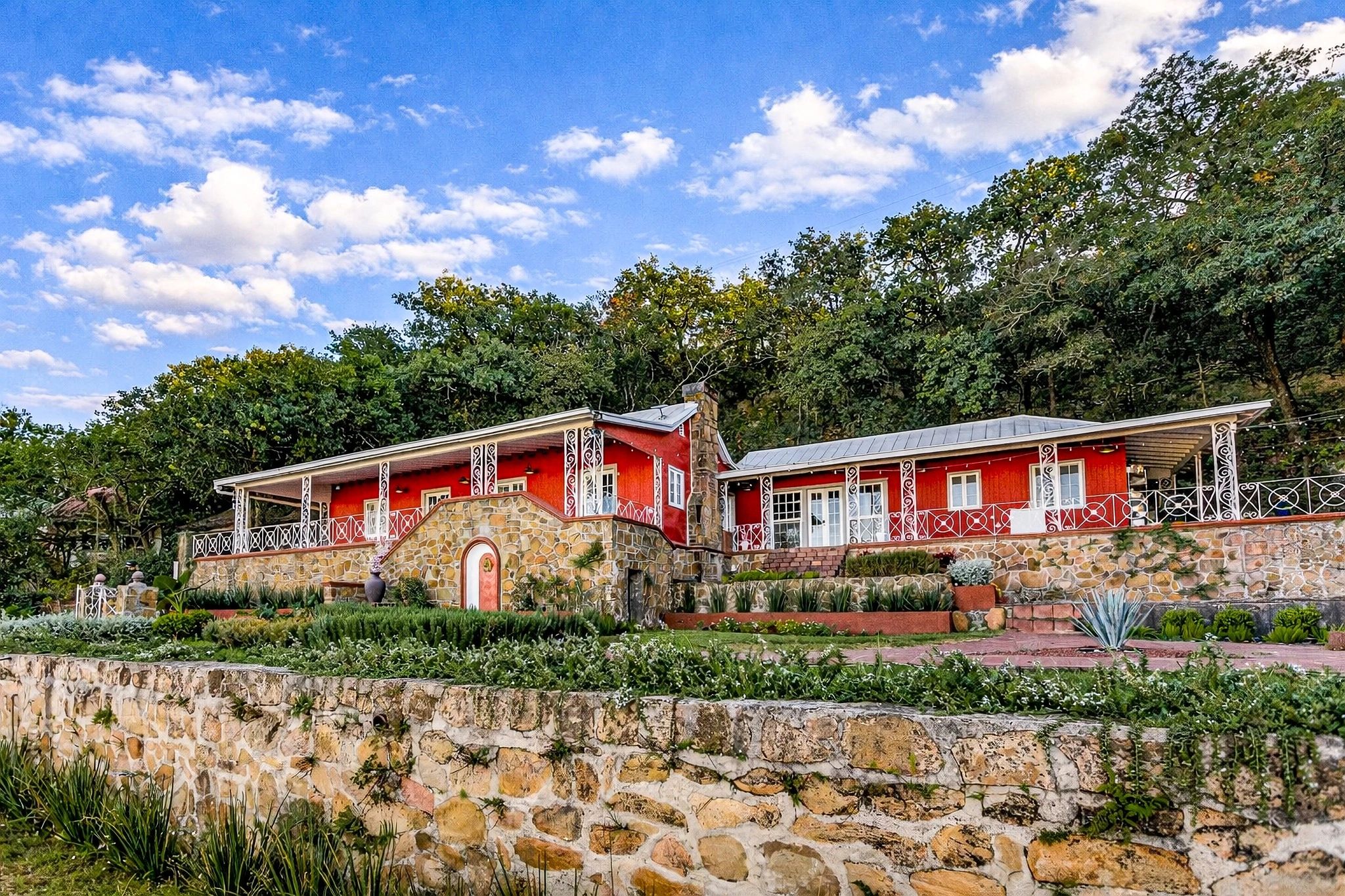 LA CASA ROJA DE LAS ANTENAS