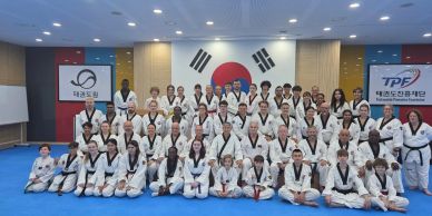 Group photo of Taekwondo practitioners in uniform.