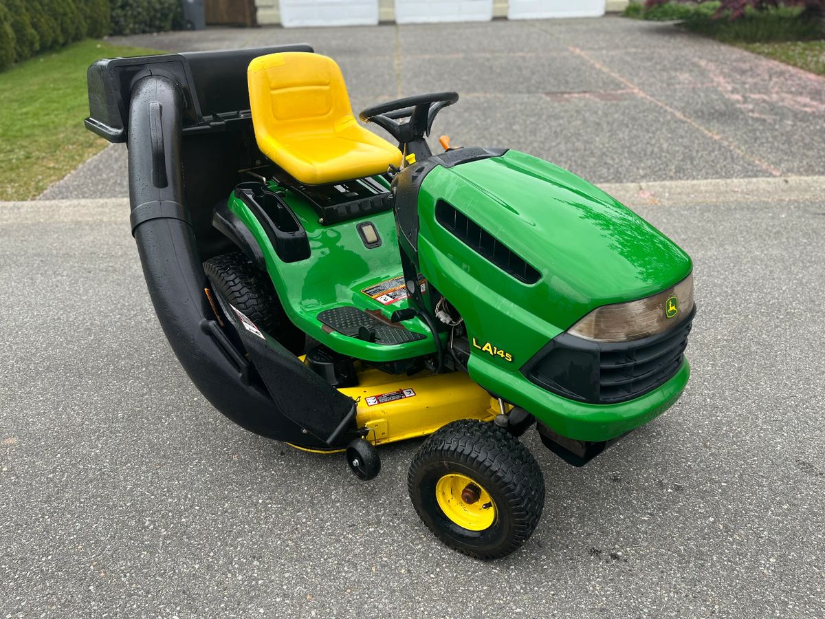 John Deere LA145 With Bagger