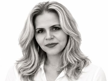 Retrato en blanco y negro de una mujer con expresión serena.