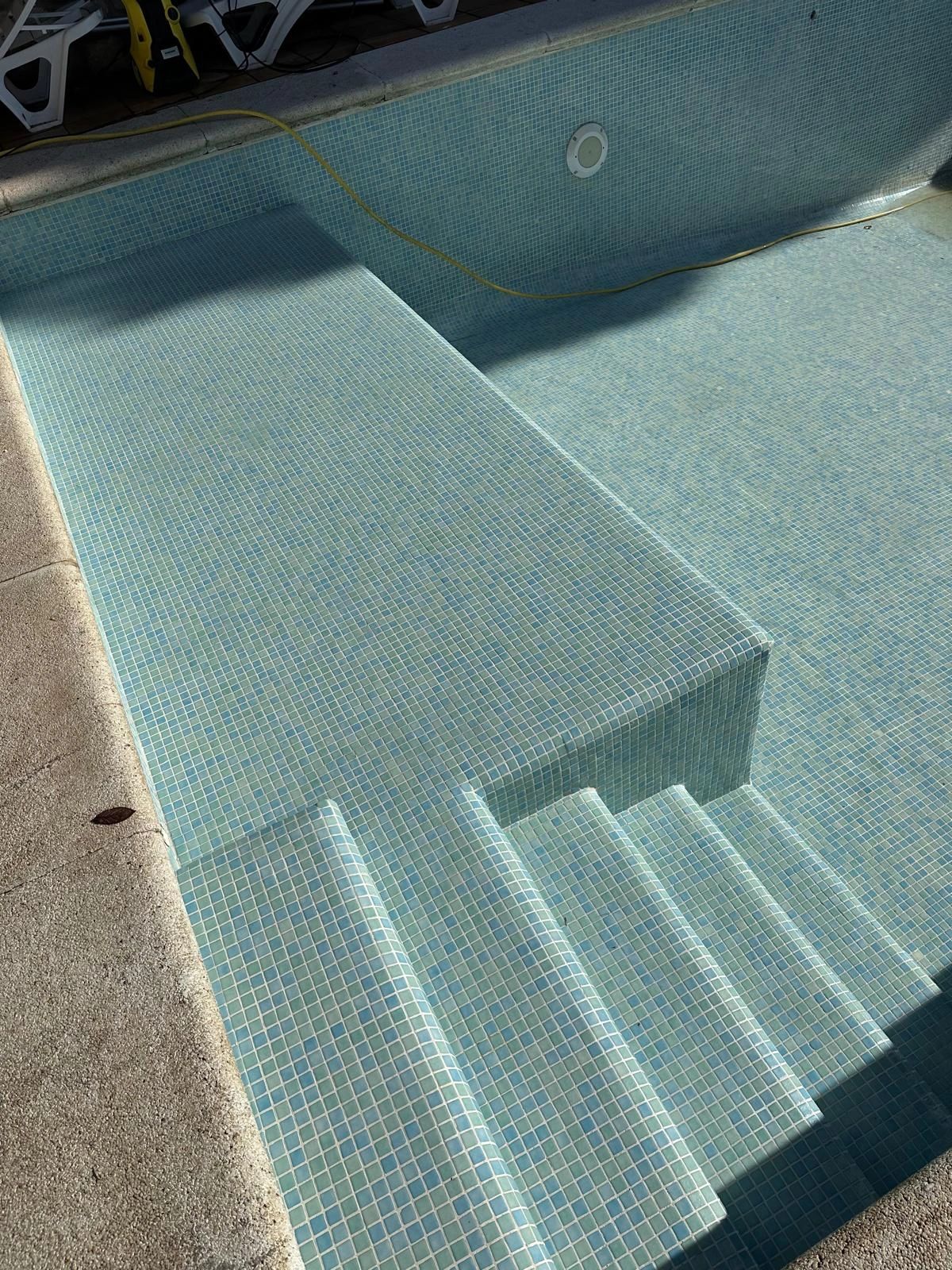 Rehabilitación y contrucción de plataforma y escaleras para piscina en Batres
