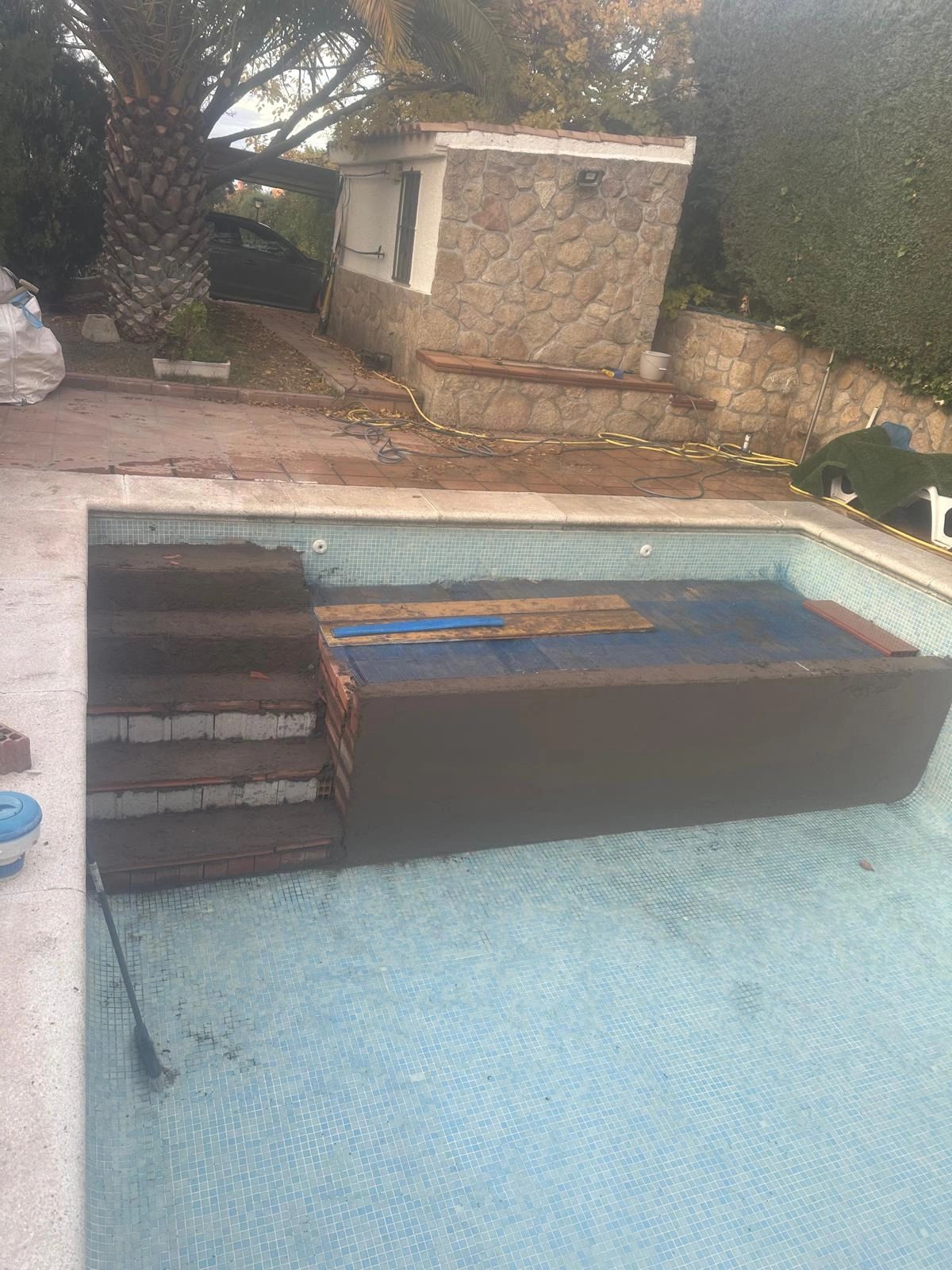Rehabilitación y contrucción de plataforma y escaleras para piscina en Batres