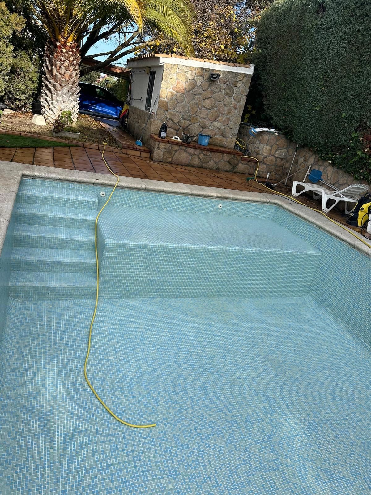 Rehabilitación y contrucción de plataforma y escaleras para piscina en Batres