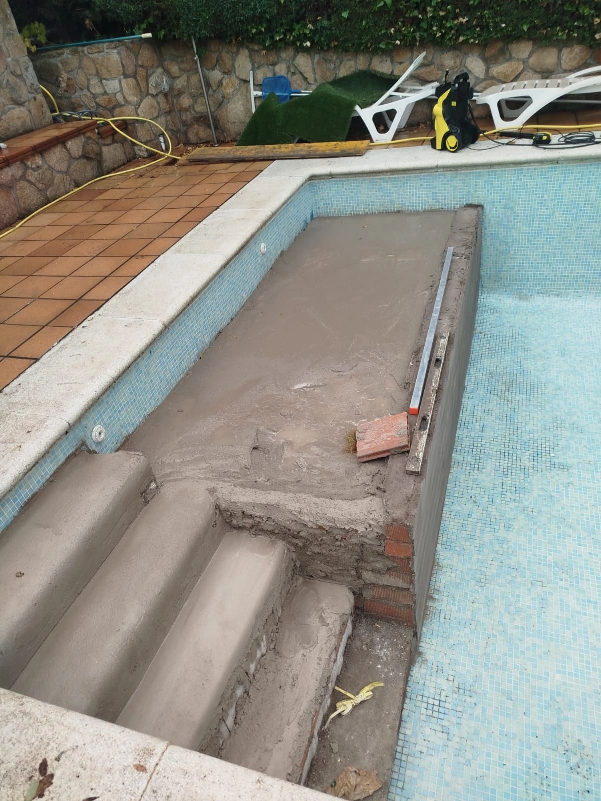 Rehabilitación y contrucción de plataforma y escaleras para piscina en Batres