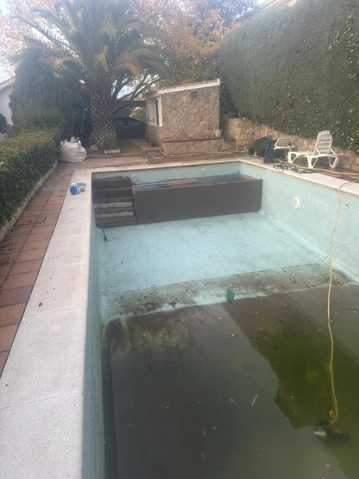 Rehabilitación y contrucción de plataforma y escaleras para piscina en Batres
