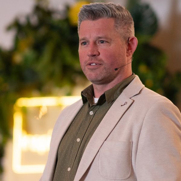 Headshot of keynote speaker Steven Langer, leadership and workplace culture, burnout expert.