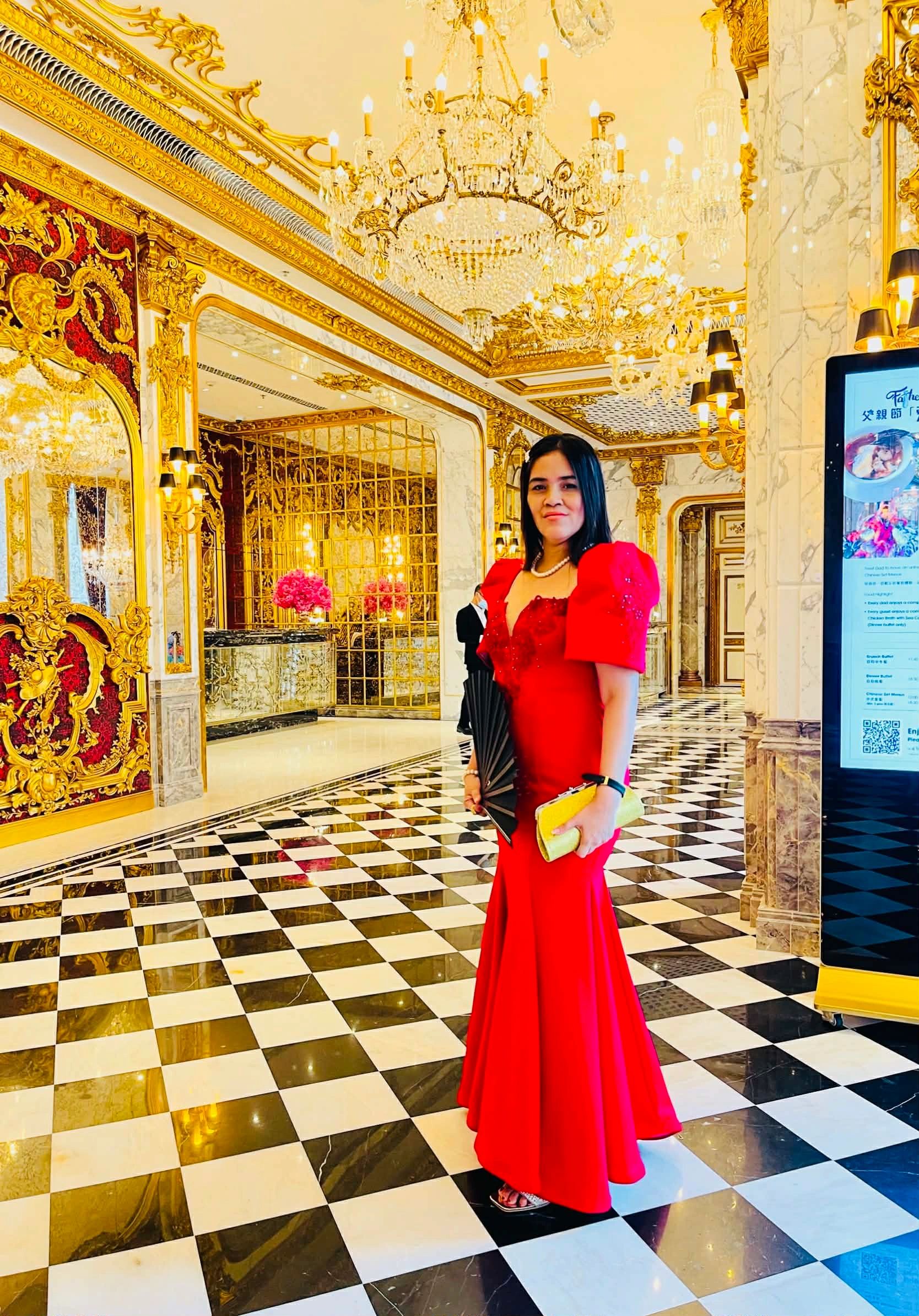 The Blogger Queen at an elegant lobby.