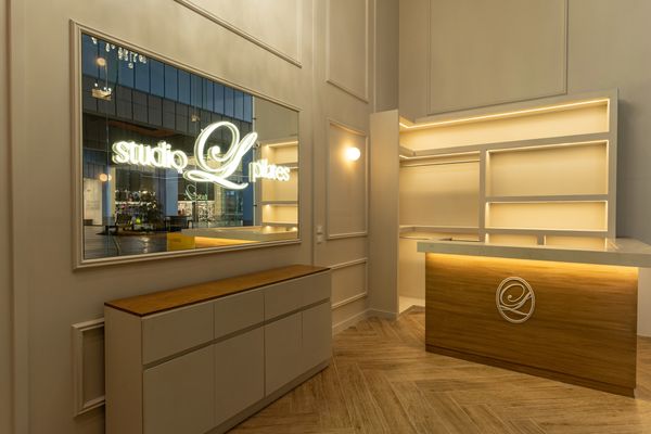 Recepción moderna con iluminación cálida y espejo grande.