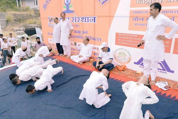 Our Shri Yog Guru Karan Ji is a highly respected figure in the world of yoga, currently serving as the Chairman of Vishwa Yog Sansthaan (World Yog Institute) in Jammu, India. 