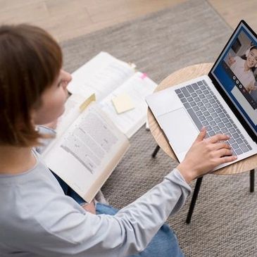 online platformlarda gerçekleştirilen terapotik süreçler yani online terapi yapılıyor.