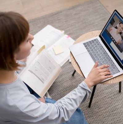 Online olarak terapi hizmeti alan bir kişi.