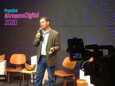 Hombre hablando en evento Premios Artesano Digital 2020.