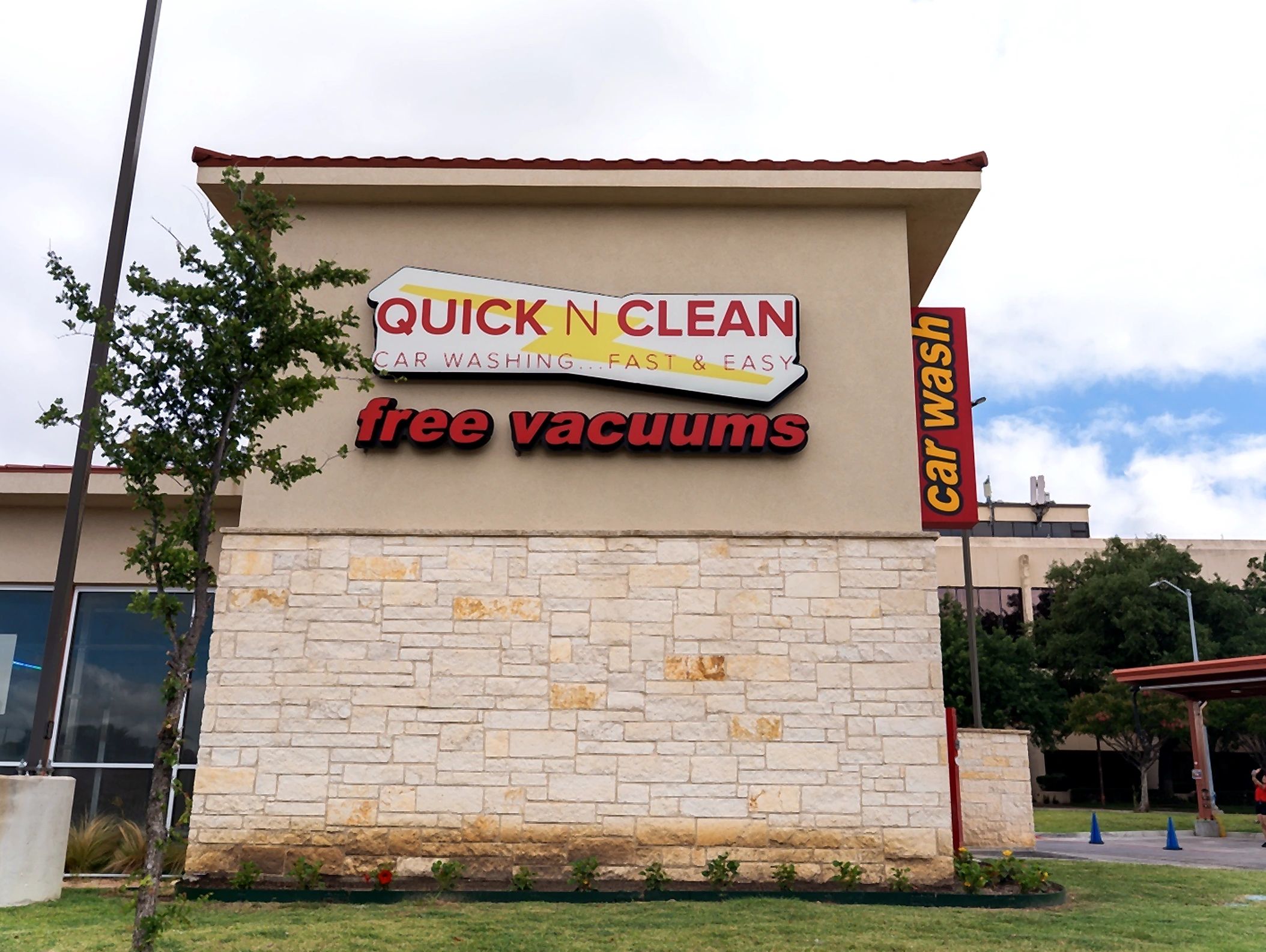 Car wash sign with free vacuums.