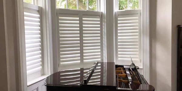 Living room café-style shutters