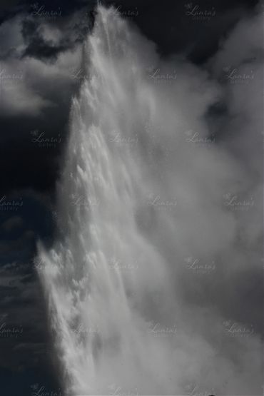 Photo of old faithful in Yellowstone National Park