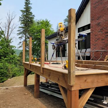Construction d'une terrasse en bois avec outils de menuiserie.