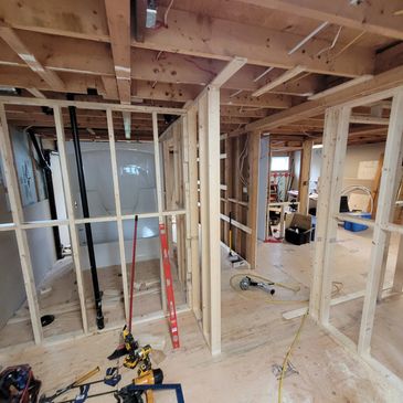 Chantier de construction intérieure avec ossature bois.