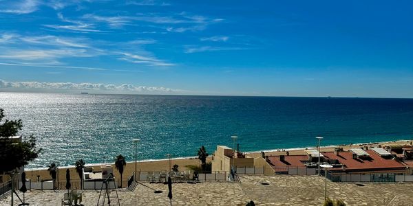 beachfront apartment in Canet de Mar, near Barcelona. Temporary rental with seaview, pool & parking