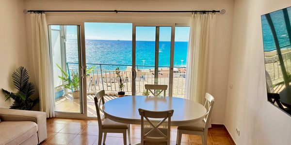 Beachfront apartment near Barcelona. Temporary rental seaview balcony, 3 bedrooms, pool, parking