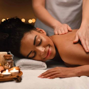 Mujer en spa, disfrutando un momento ASANA