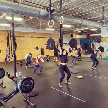 Group of men and women doing CrossFit