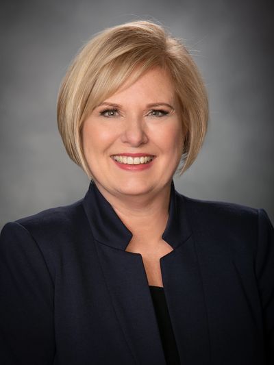 Lynn Drake commercial real estate educator and consultant helping clients lease or buy buildings.