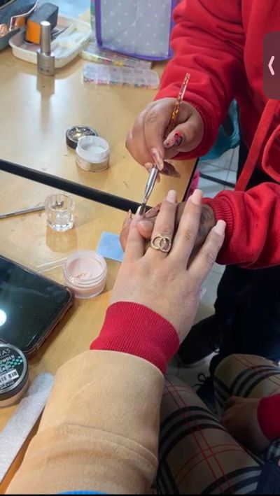 Sesión de manicure en curso.
