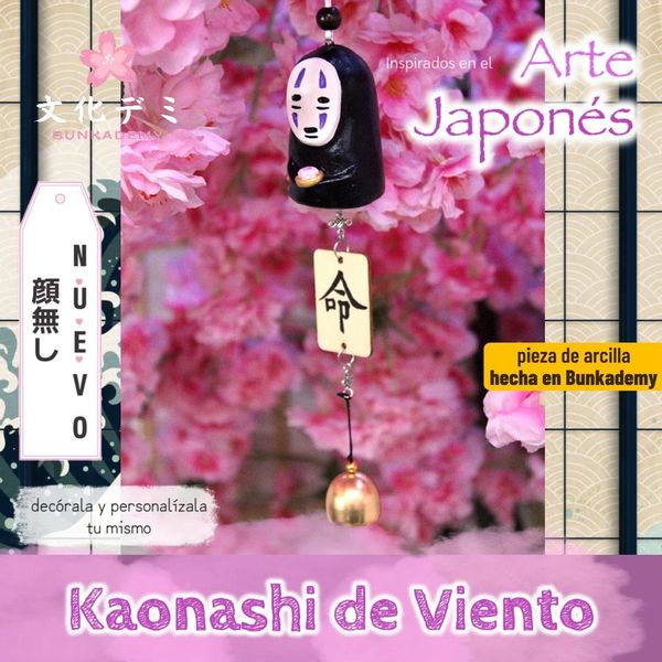 Adorno de viento Kaonashi inspirado en el arte japonés con fondo de flores rosadas.