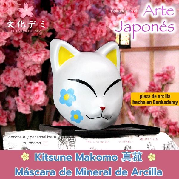 Máscara de arcilla japonesa Kitsune Makomo con flores azules, inspirada en el arte japonés.