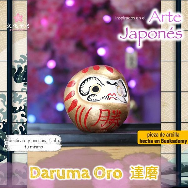 Figura Daruma dorada de arcilla inspirada en el arte japonés.