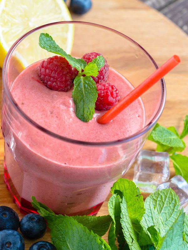 Batido rosa con frambuesas y menta.