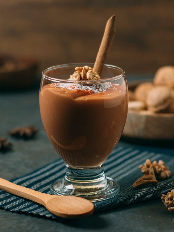 Vaso de postre de chocolate con nuez y canela.